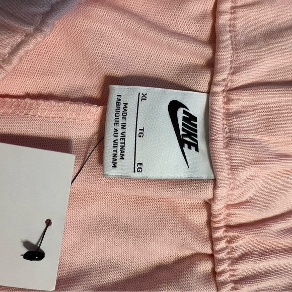 Nike loose fit shorts pink with white embroidered swoosh, 2 pockets NWT sz XL - Picture 6 of 8